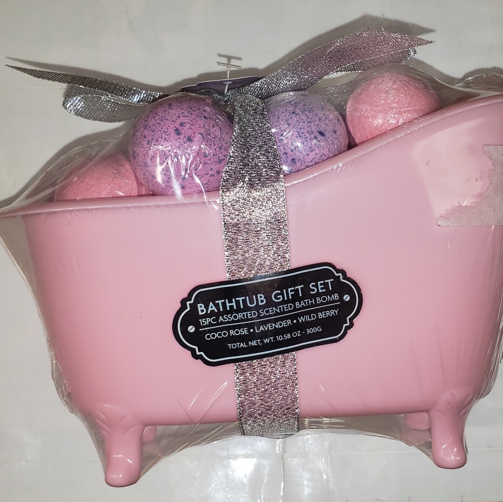 Gift Set! Comes with all 3! 15pc bath bomb set, face wipes and bubble bath!